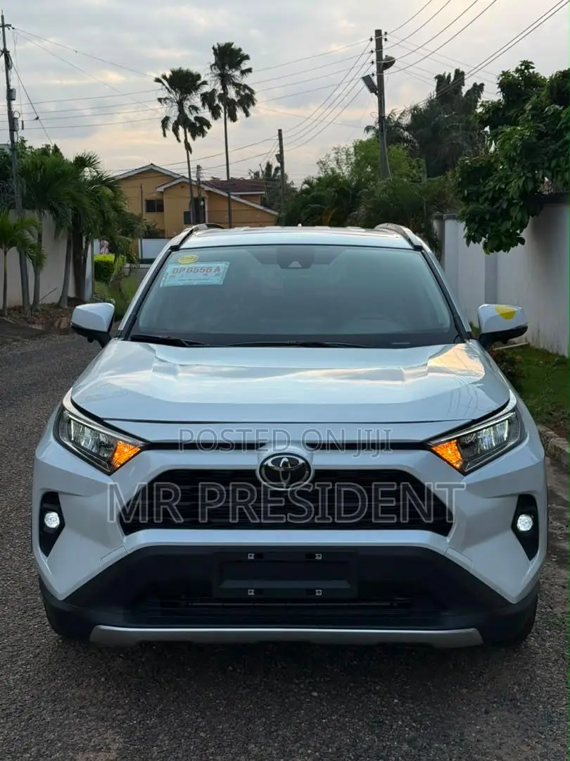 Toyota RAV4 XLE 2025 White