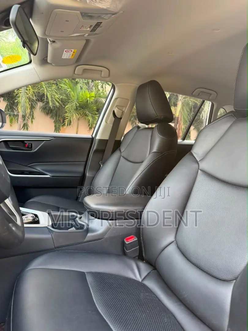 Toyota RAV4 XLE 2025 White