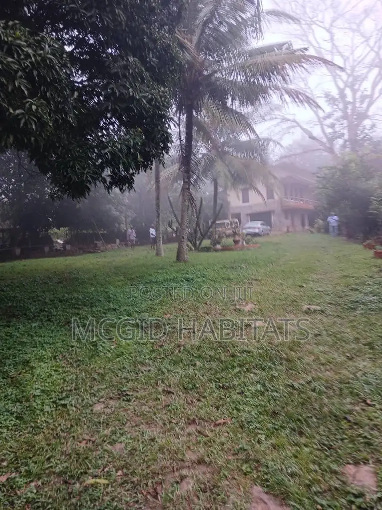 18 Plot of Land With 4 Bedrooms for Sale, Peduase