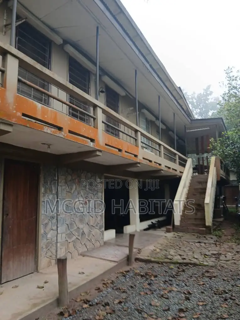 18 Plot of Land With 4 Bedrooms for Sale, Peduase