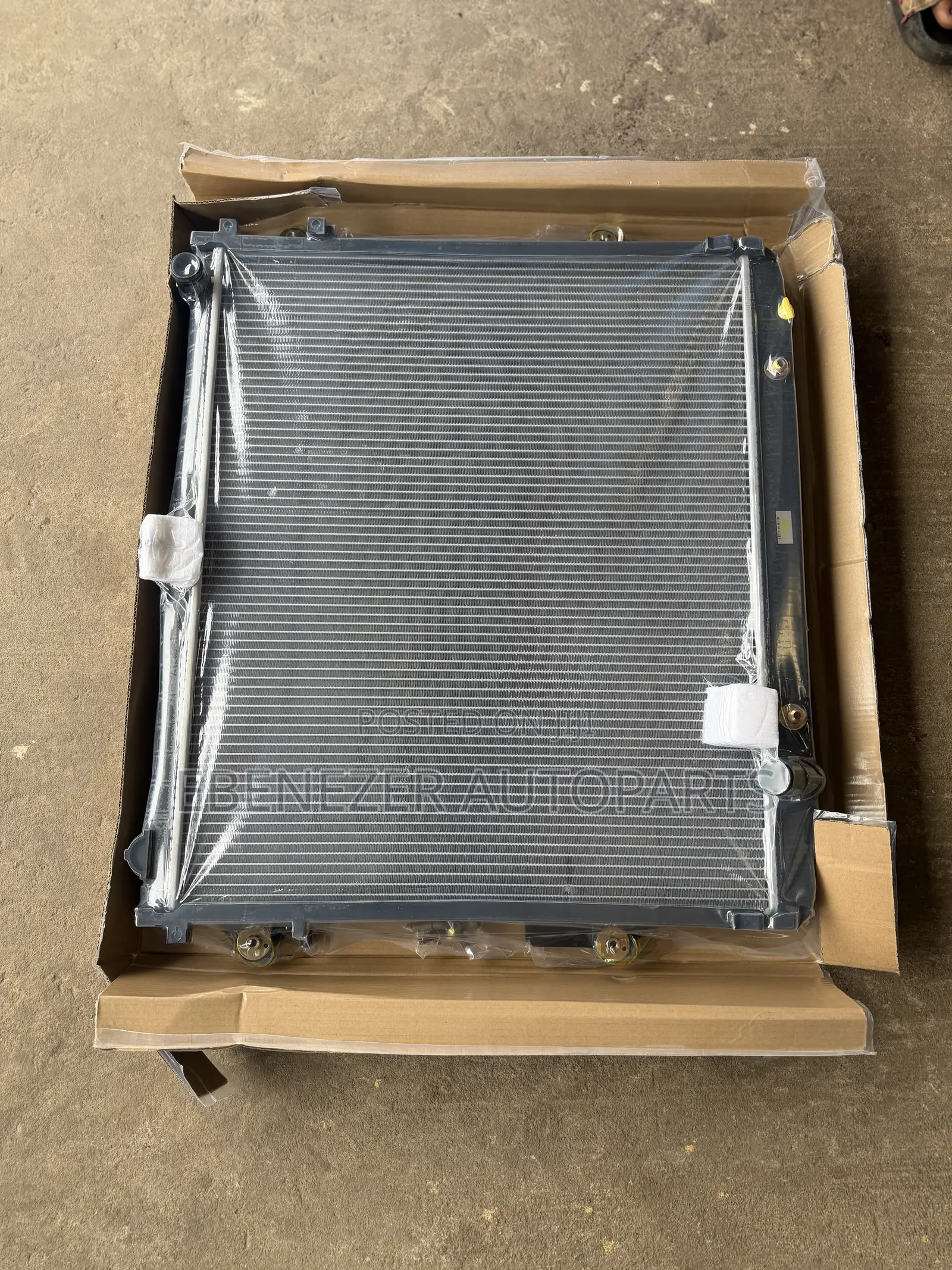 Land Cruiser 200 V6 V8 Radiator Water Tank