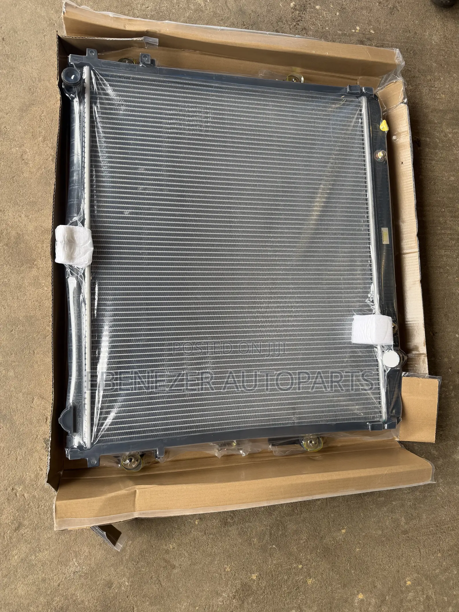 Land Cruiser 200 V6 V8 Radiator Water Tank