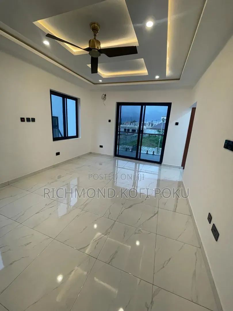 5bdrm House in Kofis Realty, Regimanuel Gray Estates for sale