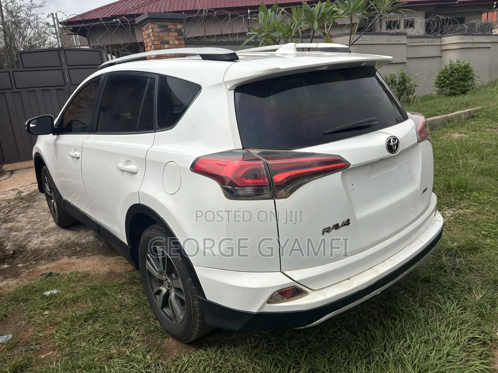 Toyota RAV4 LE AWD (2.5L 4cyl 6A) 2017 White