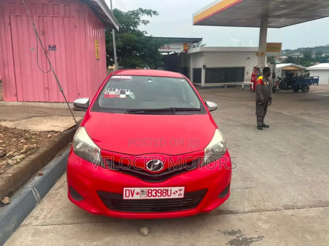 Toyota Vitz 1.0 FWD 5dr 2012 Red