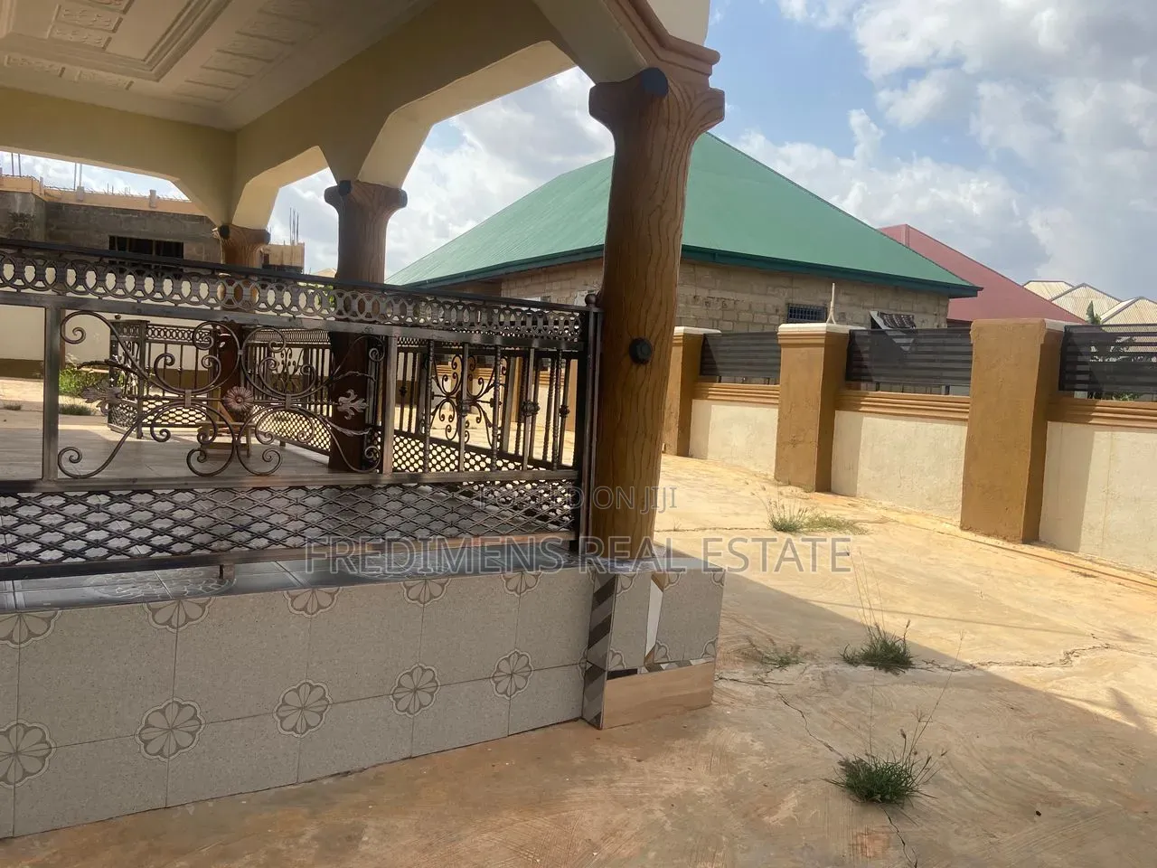 6bdrm House in Fredimens Real, Atwima Kwanwoma for sale