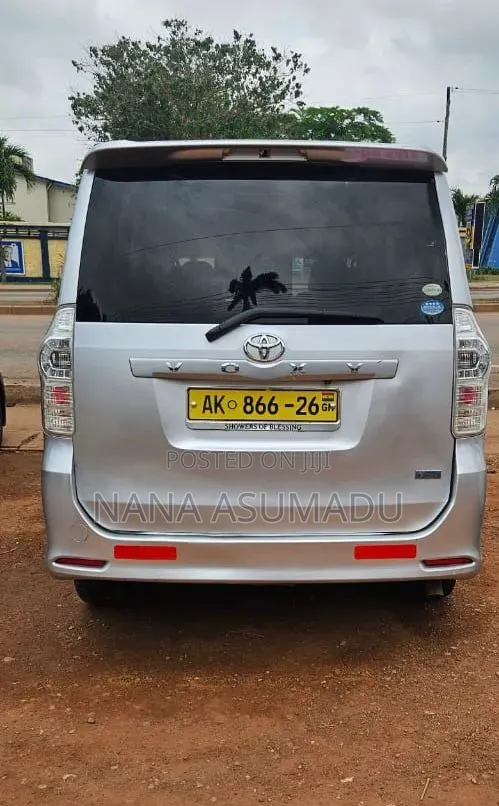 Toyota Voxy 2012 Silver