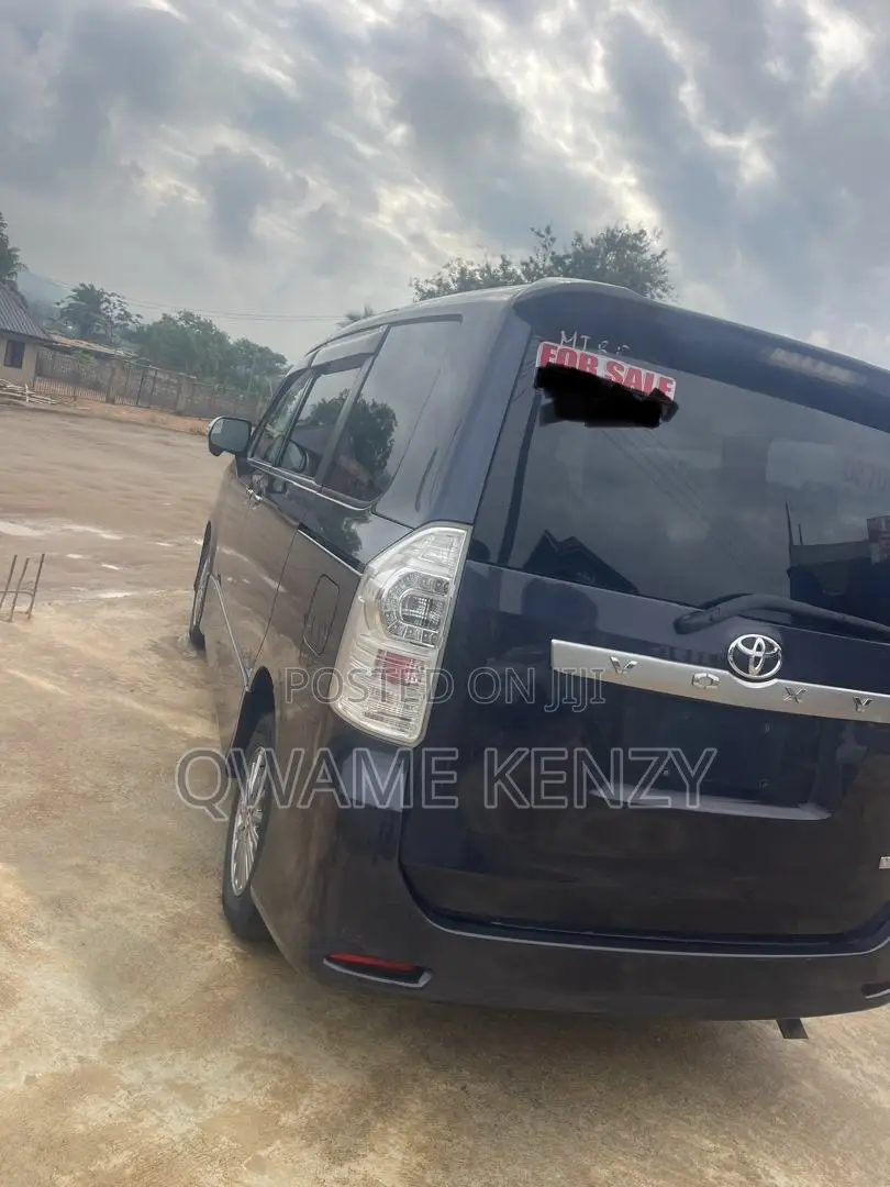 Toyota Voxy 2013