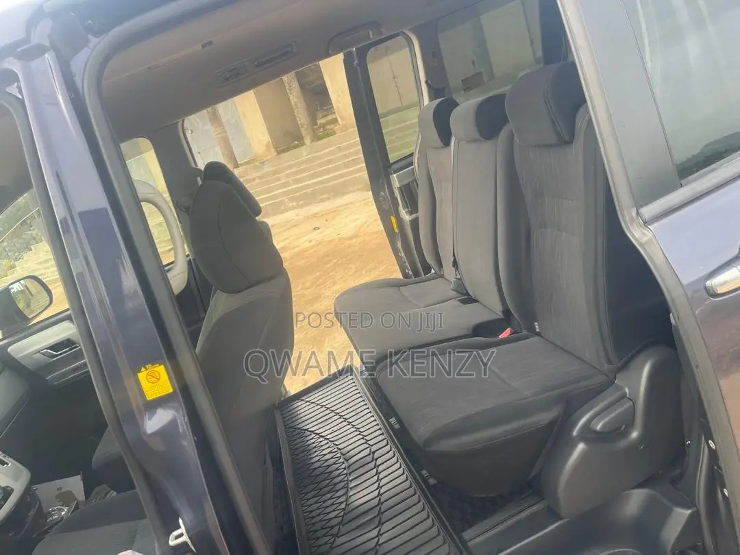 Toyota Voxy 2013