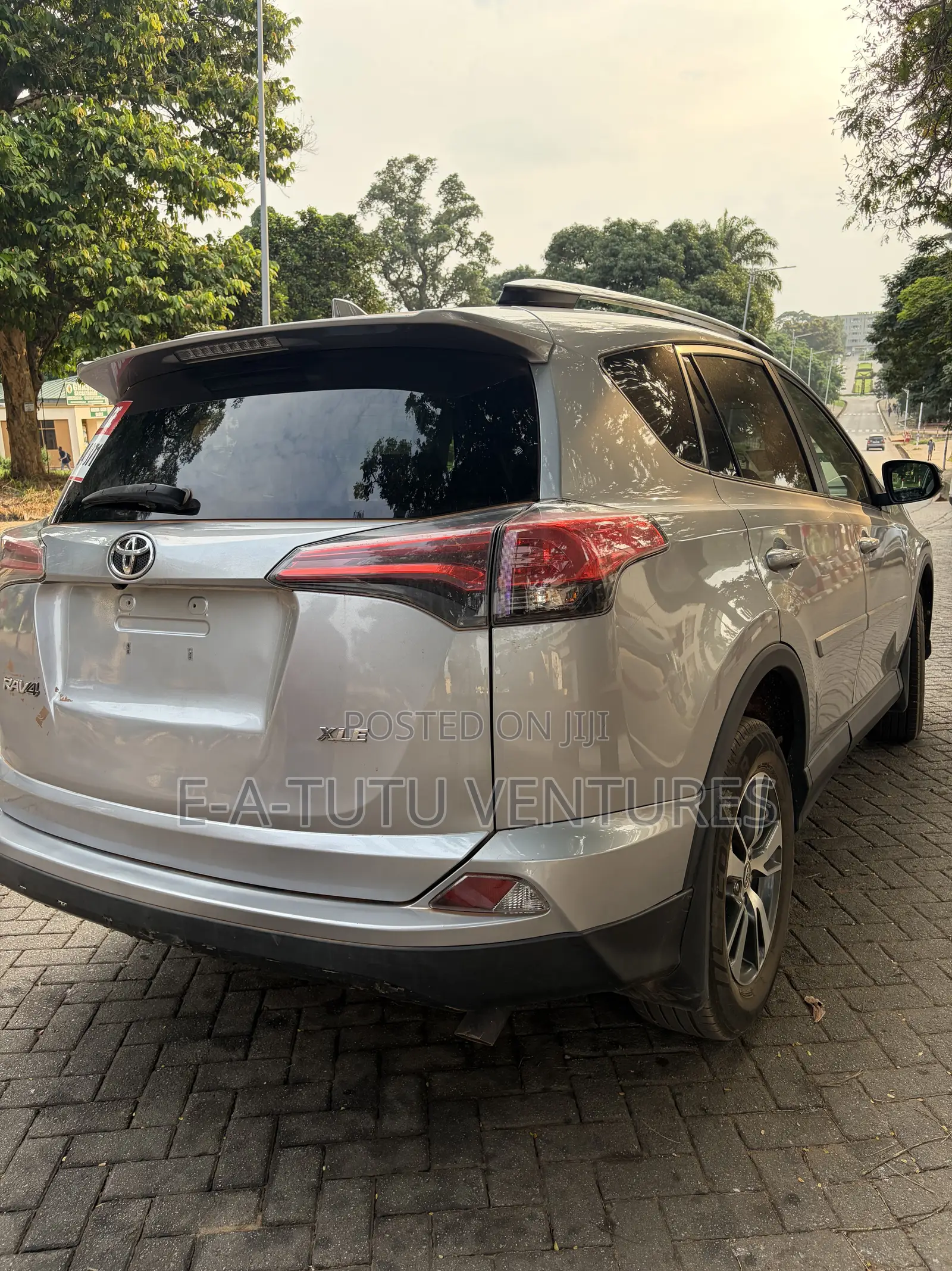 Toyota RAV4 XLE 4dr SUV (2.5L 4cyl 6A) 2018 Gray