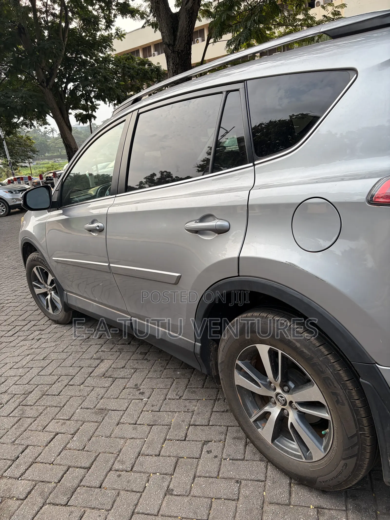 Toyota RAV4 XLE 4dr SUV (2.5L 4cyl 6A) 2018 Gray
