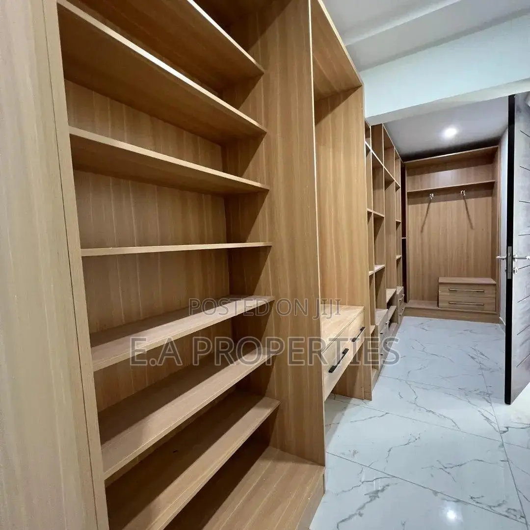 5bdrm House in E A Properties, American House for sale