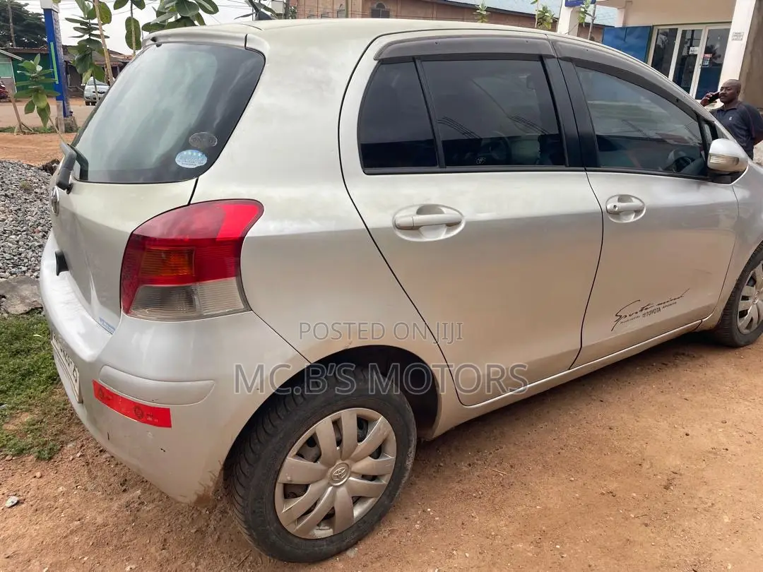 Toyota Vitz 2010 Silver