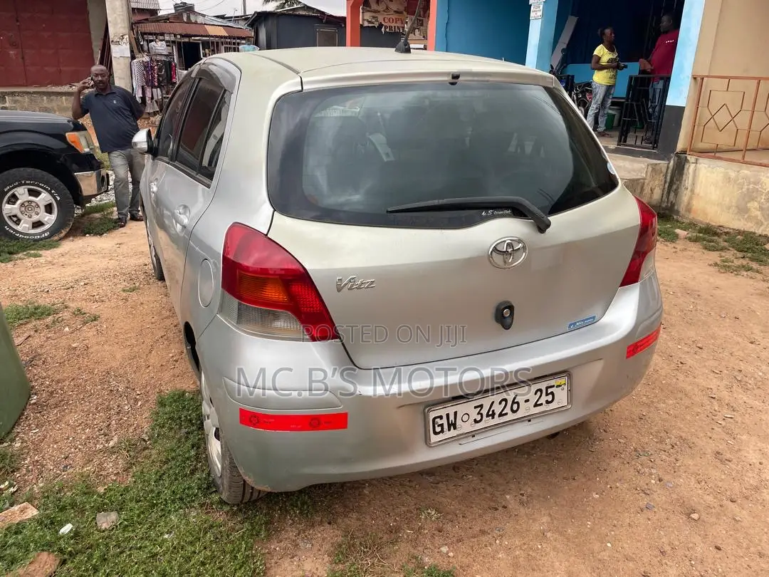 Toyota Vitz 2010 Silver