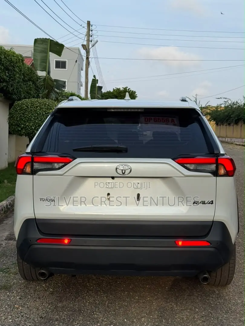 Toyota RAV4 XLE 2025 White