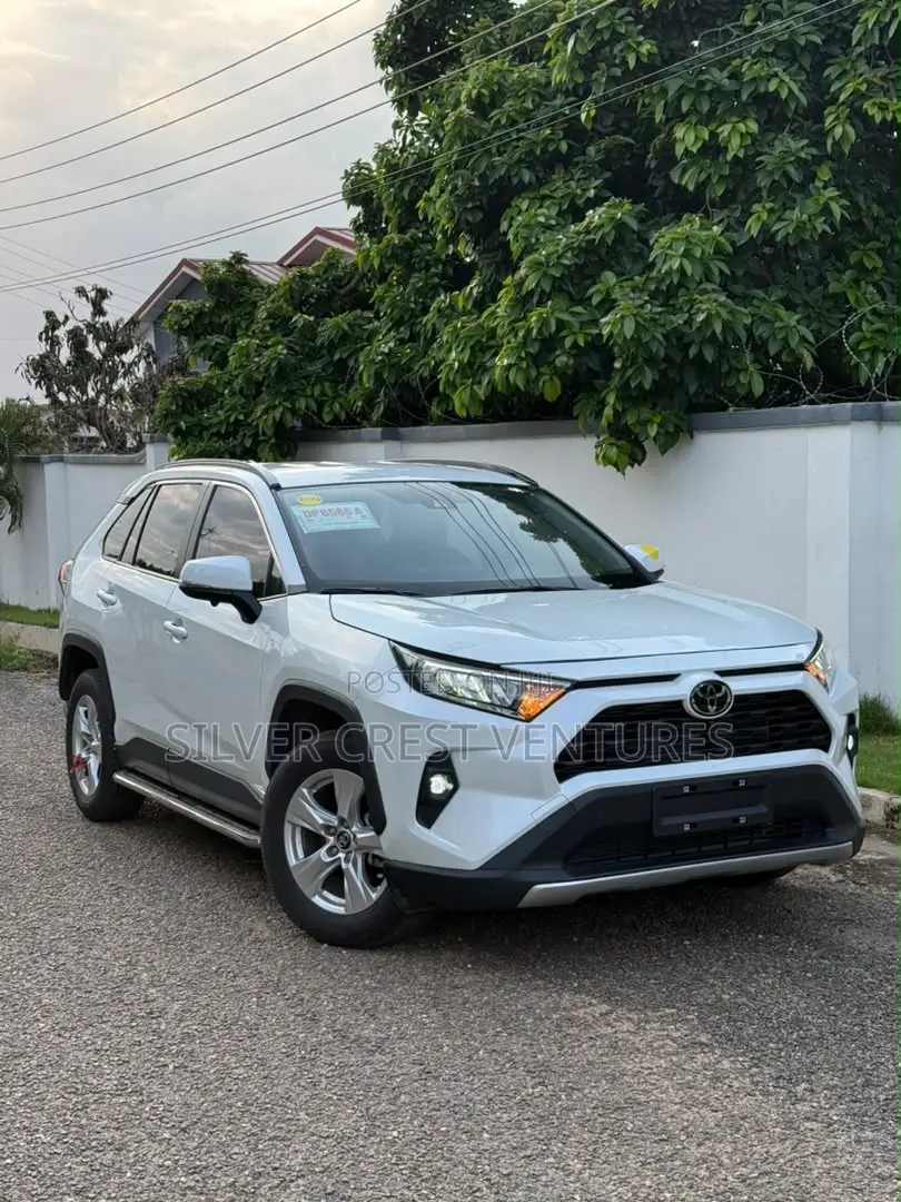 Toyota RAV4 XLE 2025 White