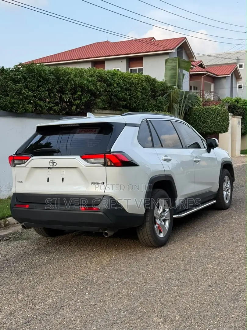 Toyota RAV4 XLE 2025 White