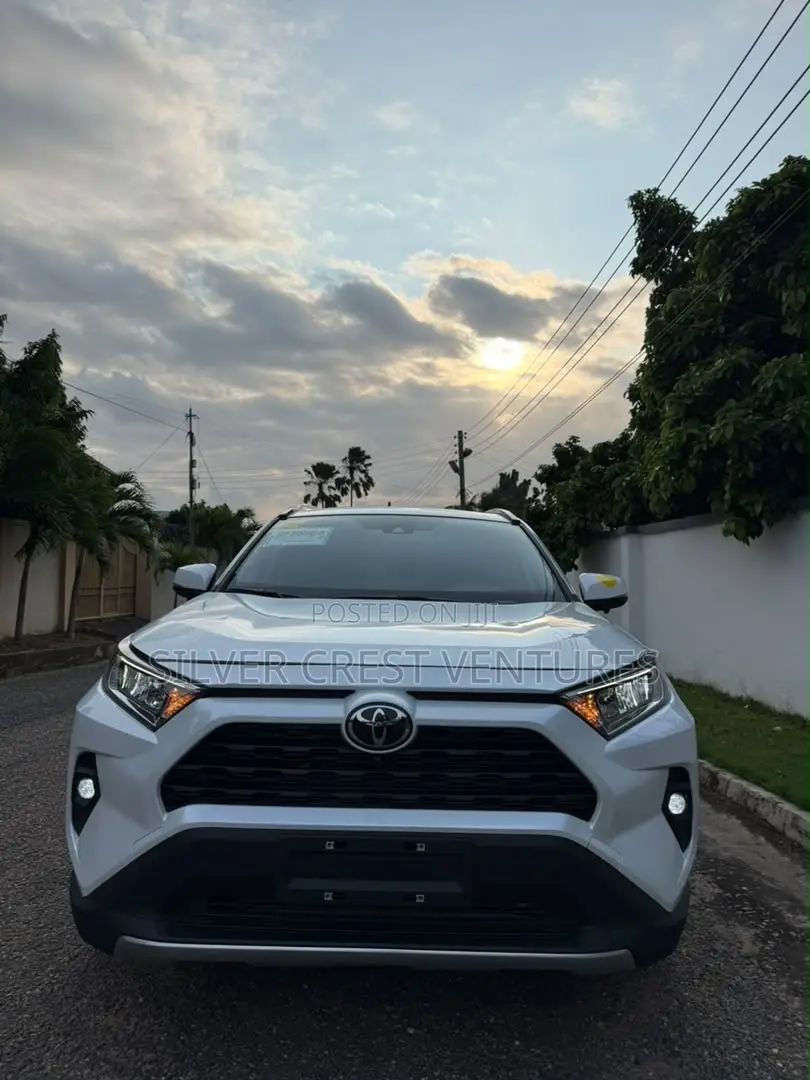 Toyota RAV4 XLE 2025 White