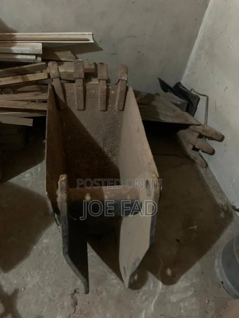 4 Teeth Heavy Duty Backhoe Bucket in Good Condition.