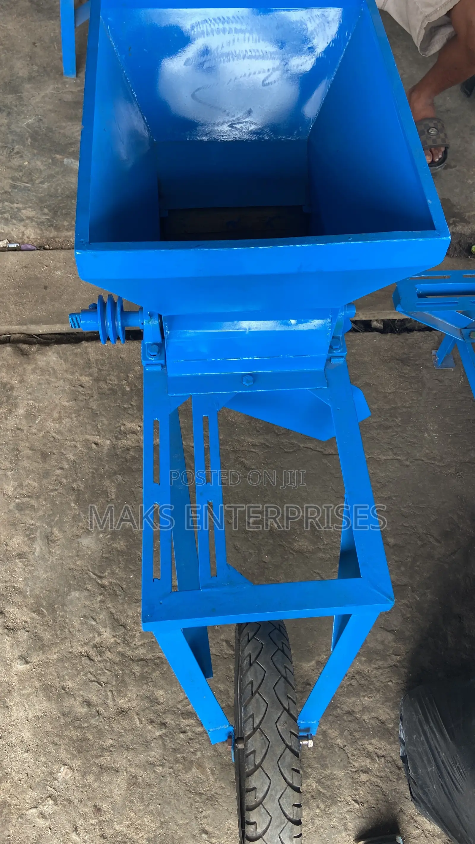 Grating Milling Machine With an Engine