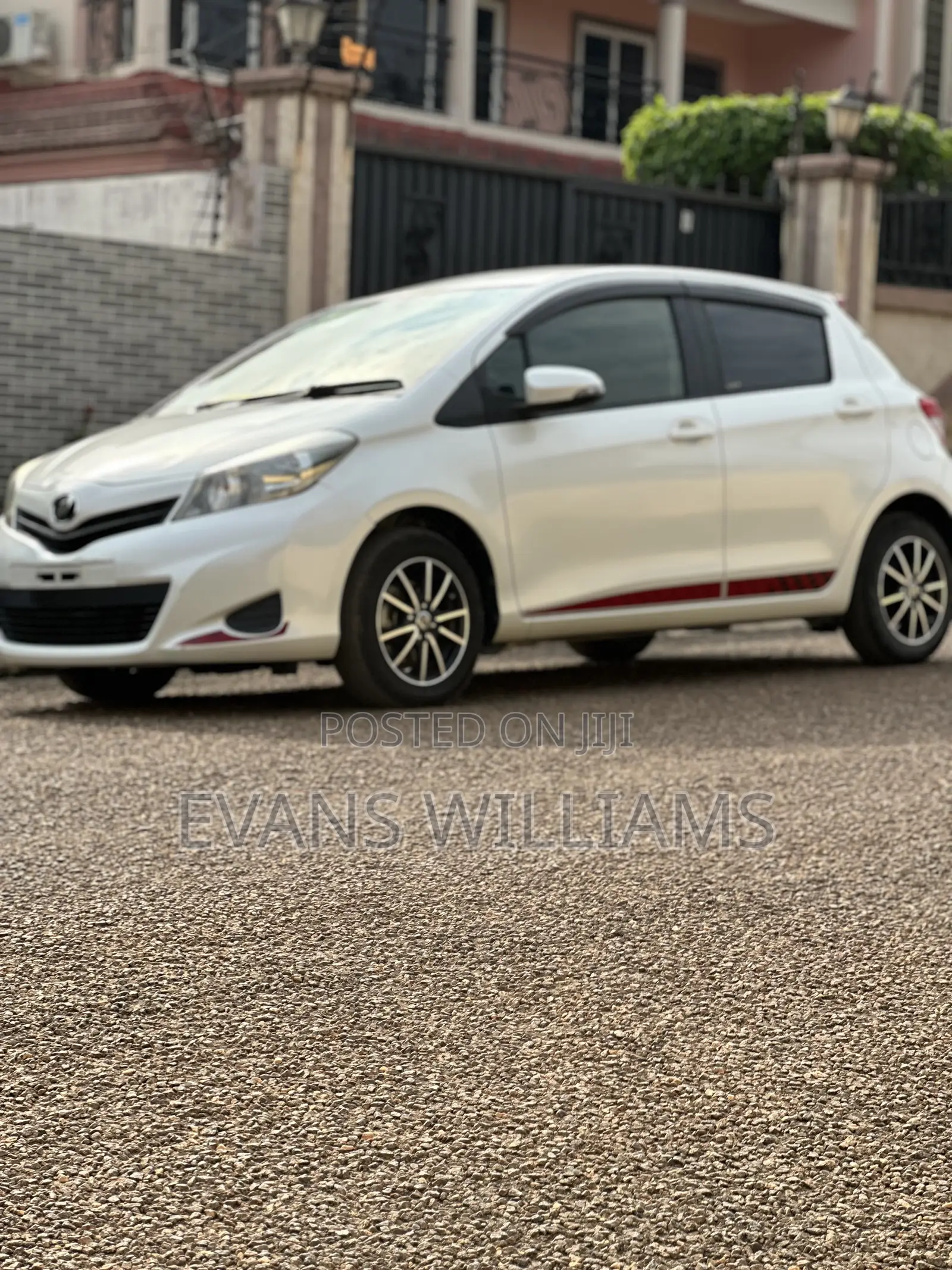 Toyota Vitz 1.3 FWD 5dr 2013 White