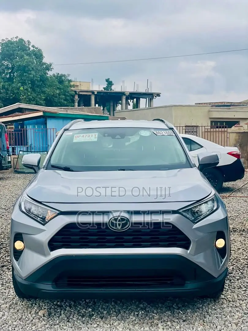 Toyota RAV4 XLE 2021 Silver