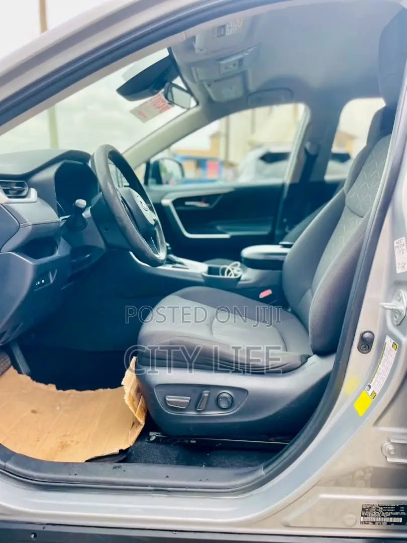 Toyota RAV4 XLE 2021 Silver