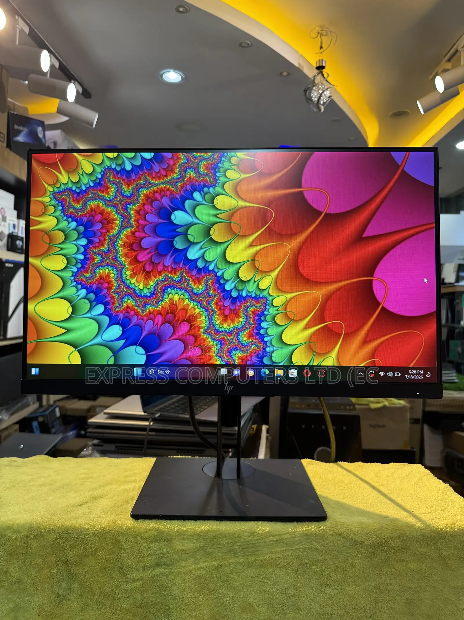 HP Z23-G2 24 Inches Edgeless Ips,Full Hd 1080p Monitor.Good for Gaming