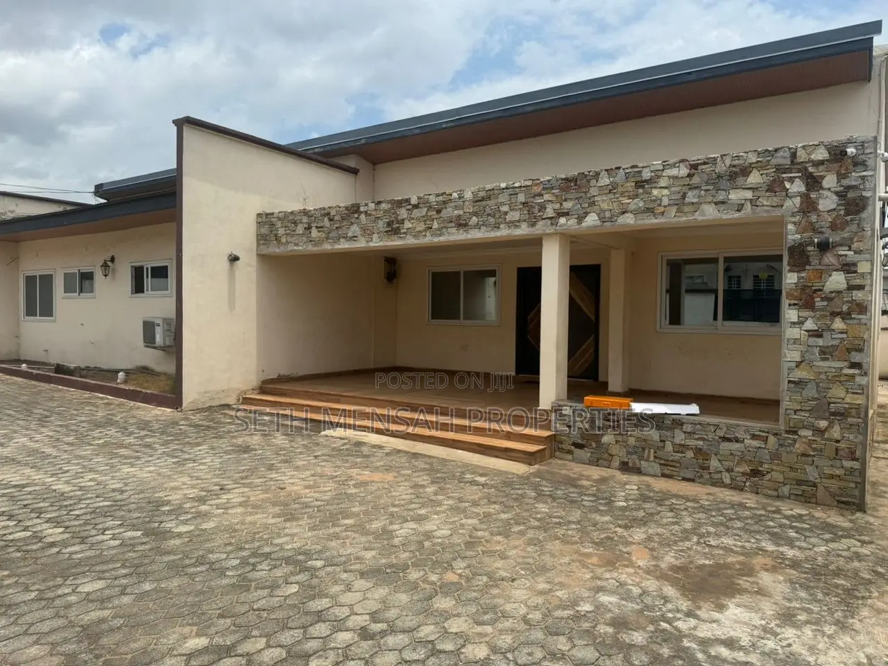 6 Bedroom House for Sale at Achimota Mile7