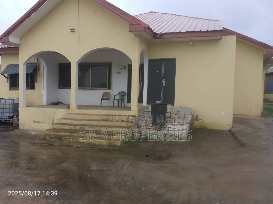 5bdrm House in Kwabenya for sale