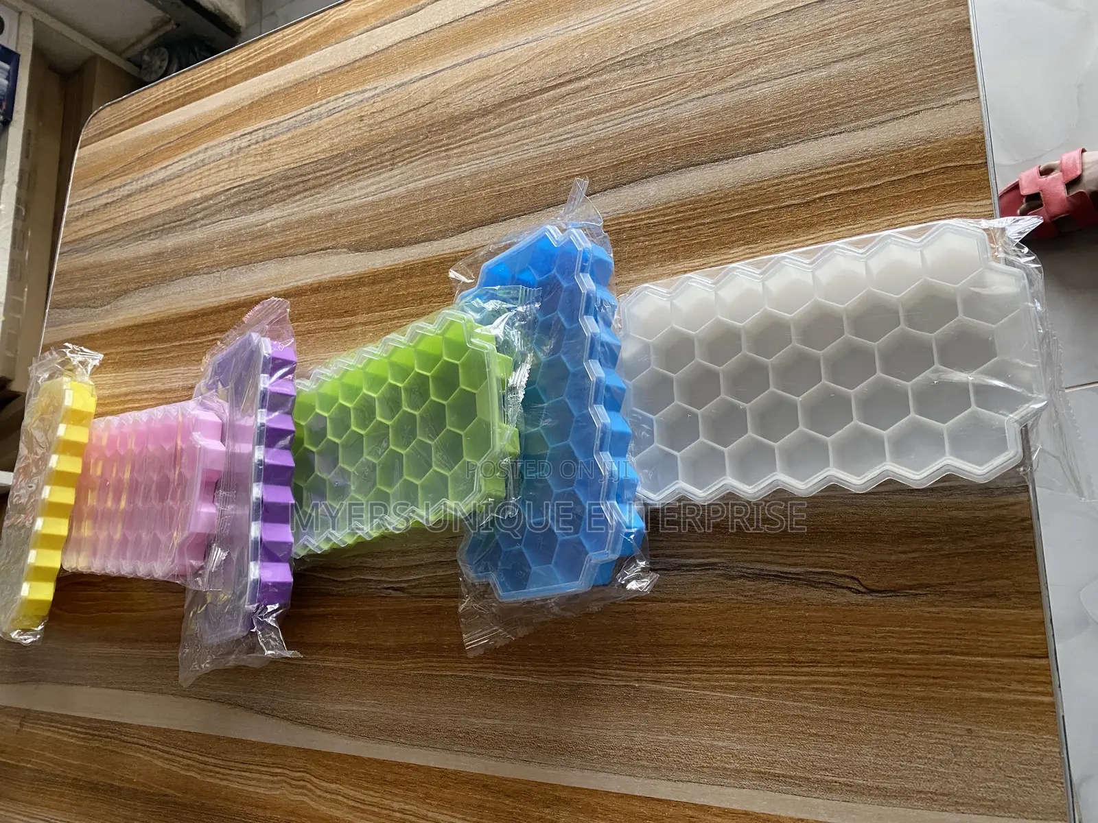 Kitchen Ice Cube Mold With Cover(silicone)