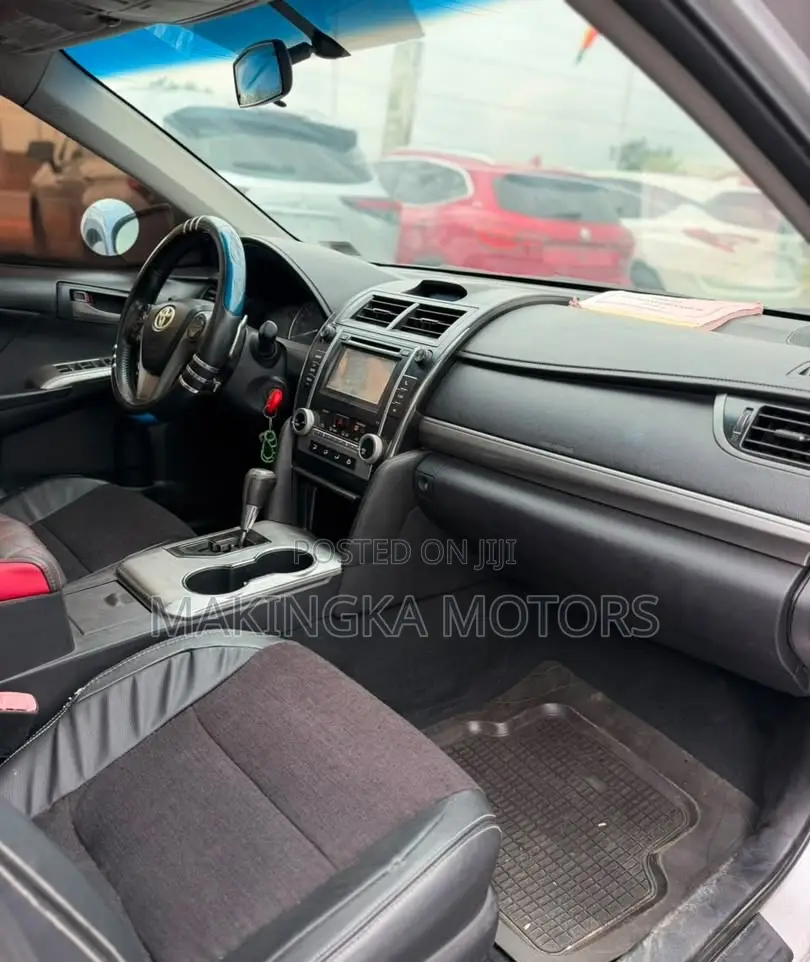 Toyota Camry SE Sport 4dr Sedan w/Prod. End 11/13 (2.5L 4cyl 6A) 2014
