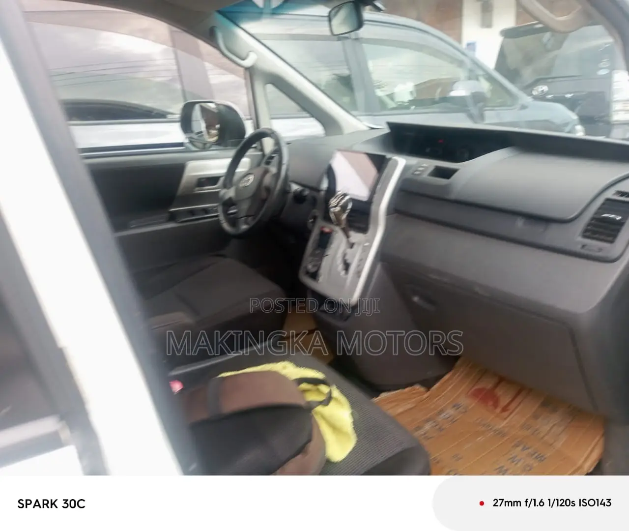 Toyota Voxy X L Edition 2WD 7-Seater 2013 White