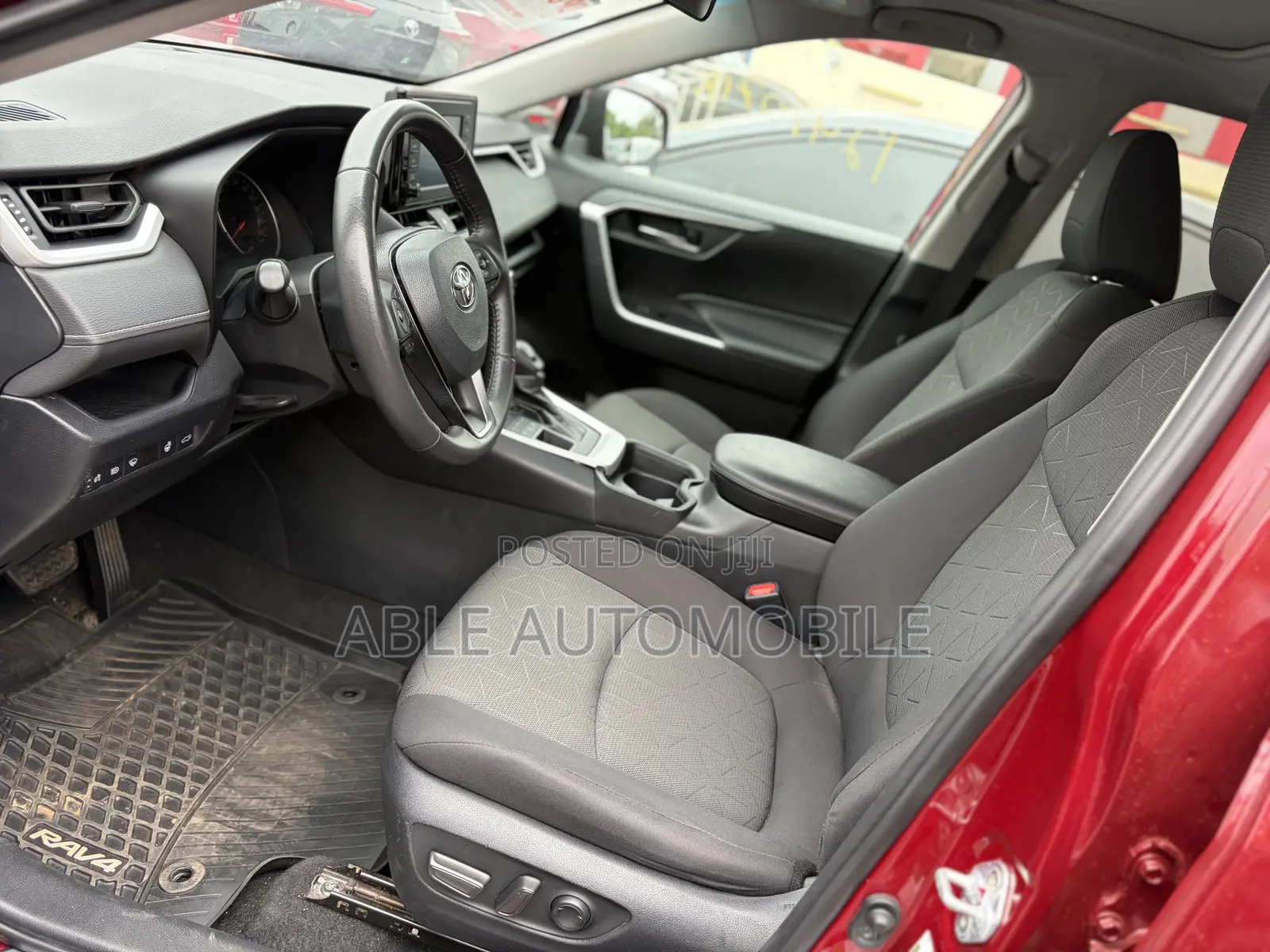 Toyota RAV4 XLE 2021 Red