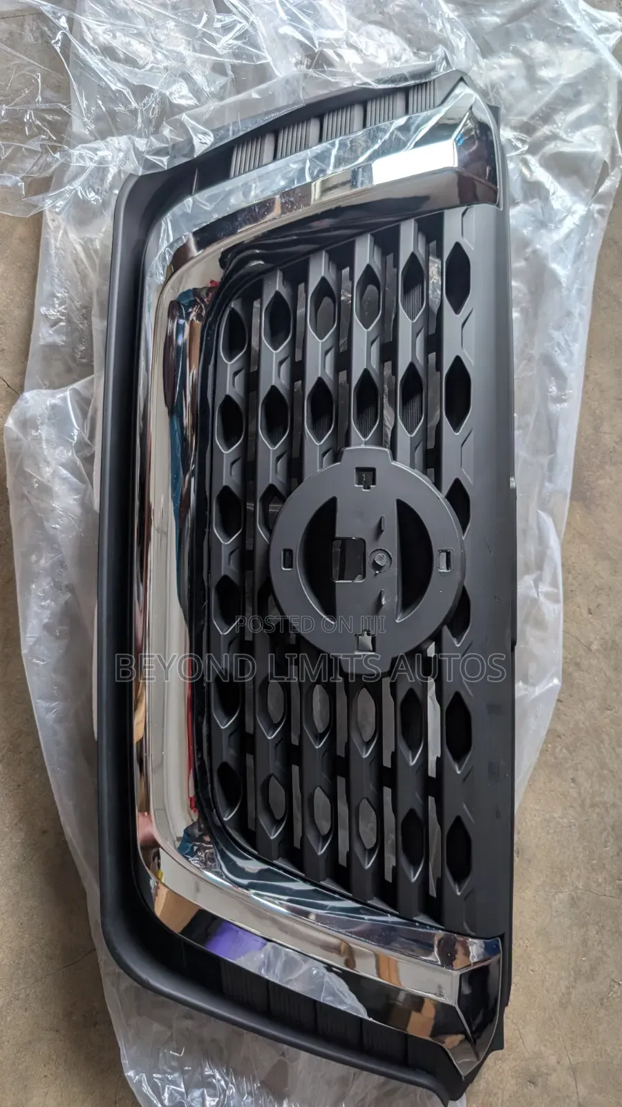 Nissan Kicks 2018,2019,2020 Top Grille / Front Shell