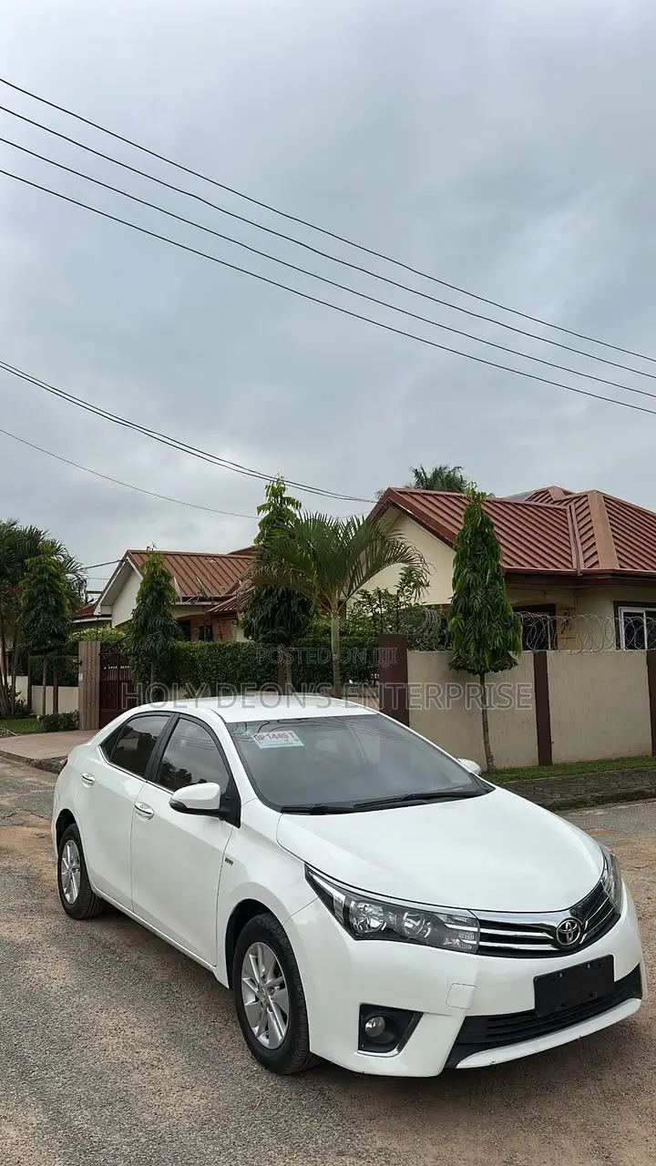 Toyota Corolla LE 4dr Sedan (1.8L 4cyl CVT) 2017 White