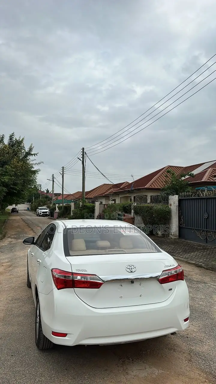 Toyota Corolla LE 4dr Sedan (1.8L 4cyl CVT) 2017 White