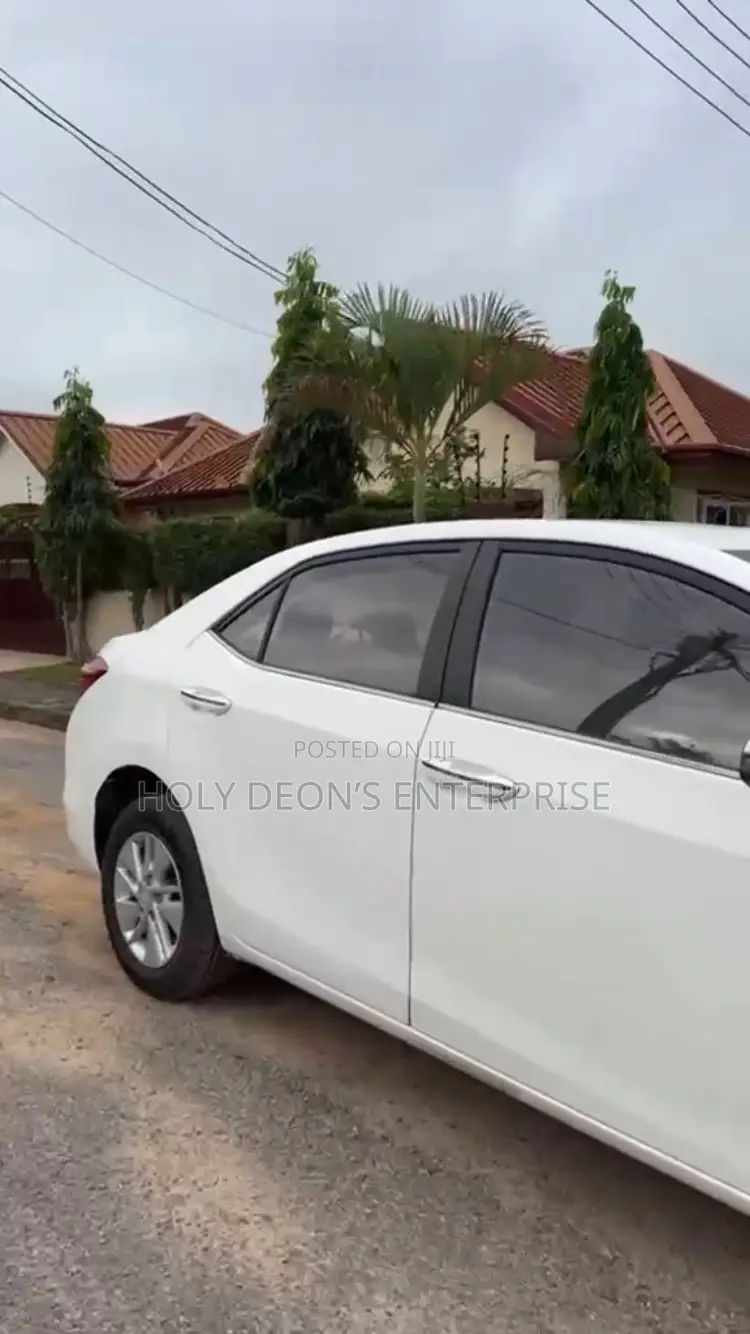 Toyota Corolla LE 4dr Sedan (1.8L 4cyl CVT) 2017 White