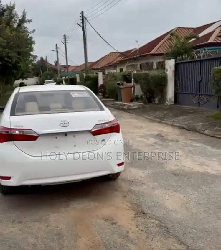 Toyota Corolla LE 4dr Sedan (1.8L 4cyl CVT) 2017 White