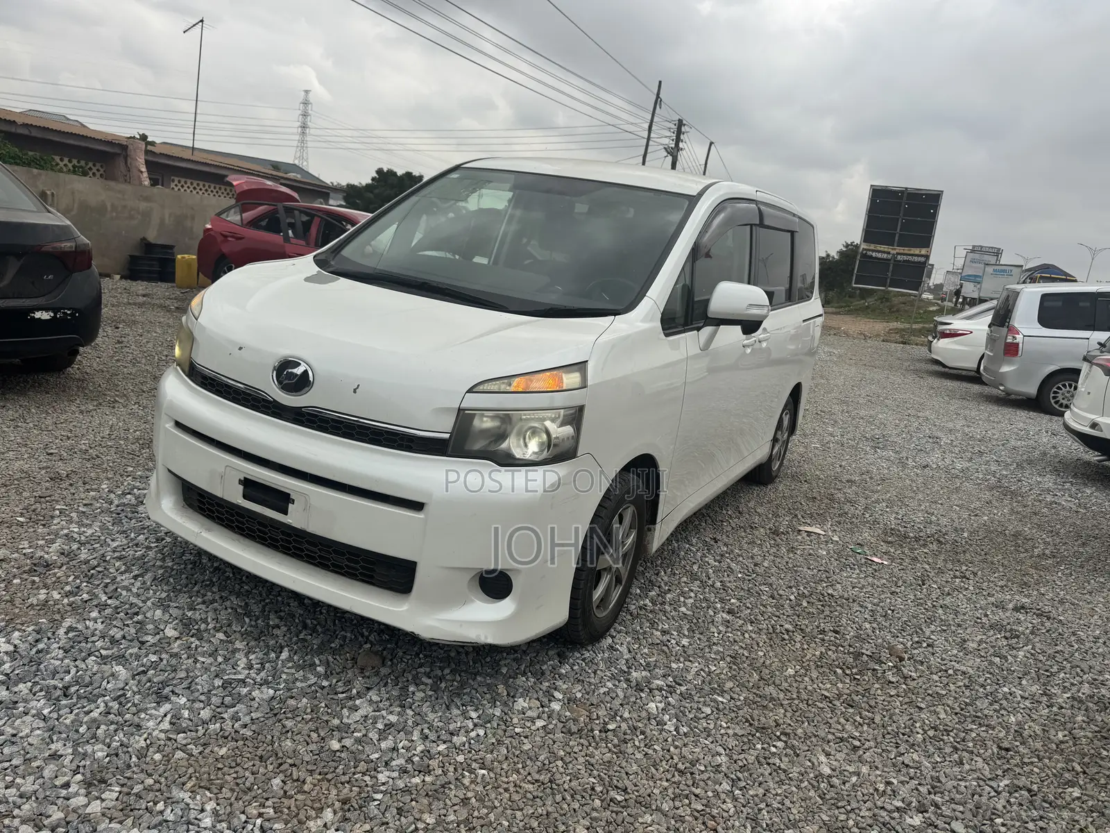 Toyota Voxy V 4WD 8-Seater 2011 White