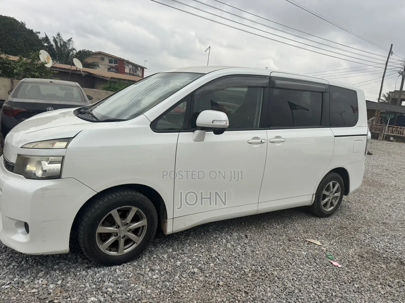 Toyota Voxy V 4WD 8-Seater 2011 White