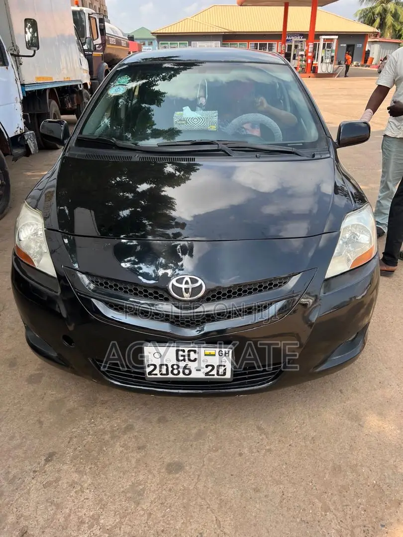 Toyota Yaris Base Sedan 4dr 2011 Black