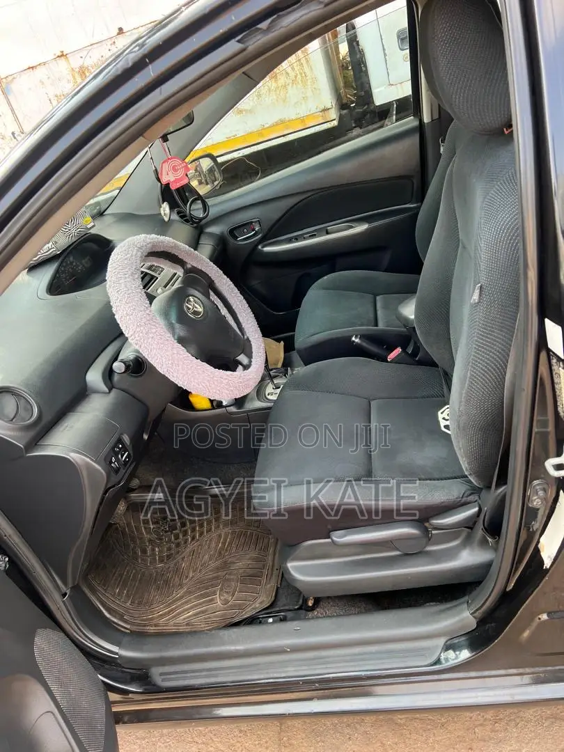 Toyota Yaris Base Sedan 4dr 2011 Black