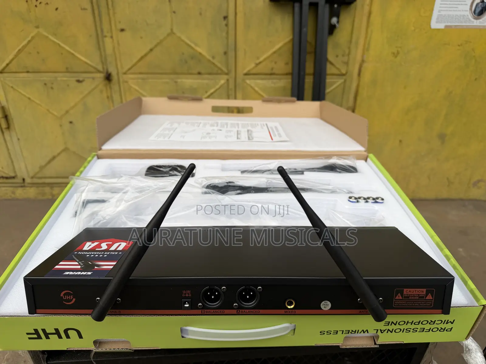 Shure GLXD58 Professional Wireless Microphone.