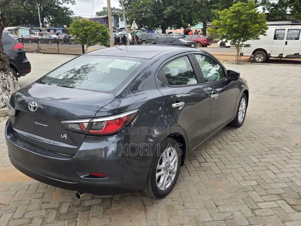 Toyota Yaris 2018 Black