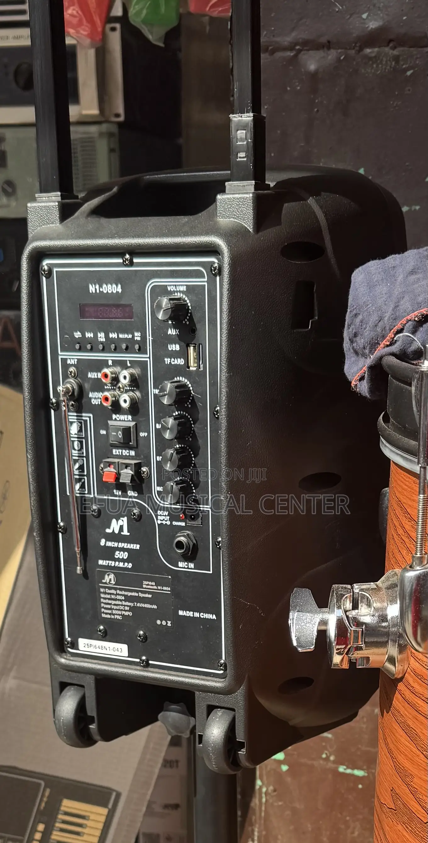 8-Inche Rechargeable Speaker With Microphones and a Stand