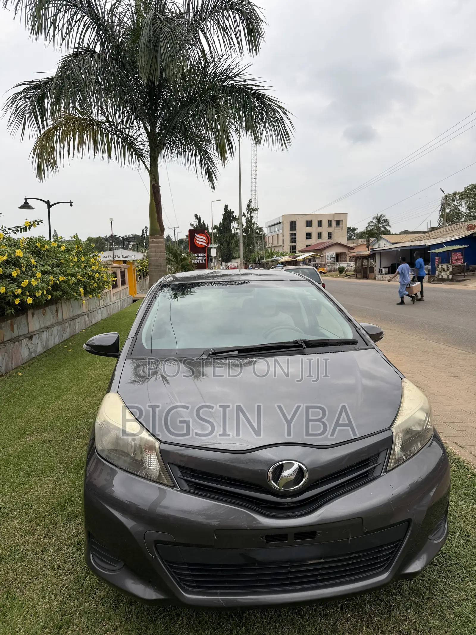 Toyota Vitz 1.3 AWD 3dr 2015 Gray