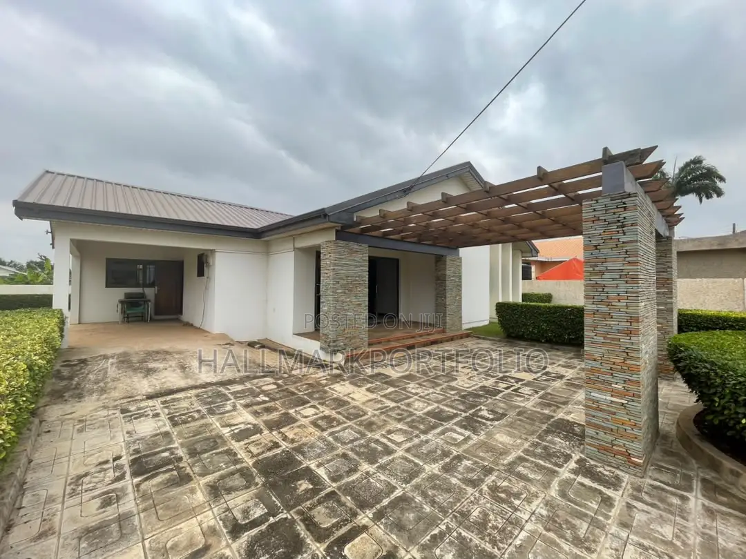3bdrm House in Community 22, Tema Metropolitan for sale