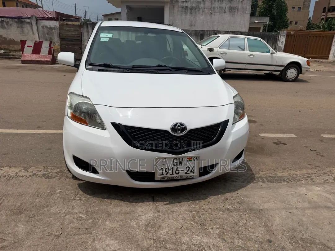 Toyota Yaris Base Sedan 4dr 2010 White