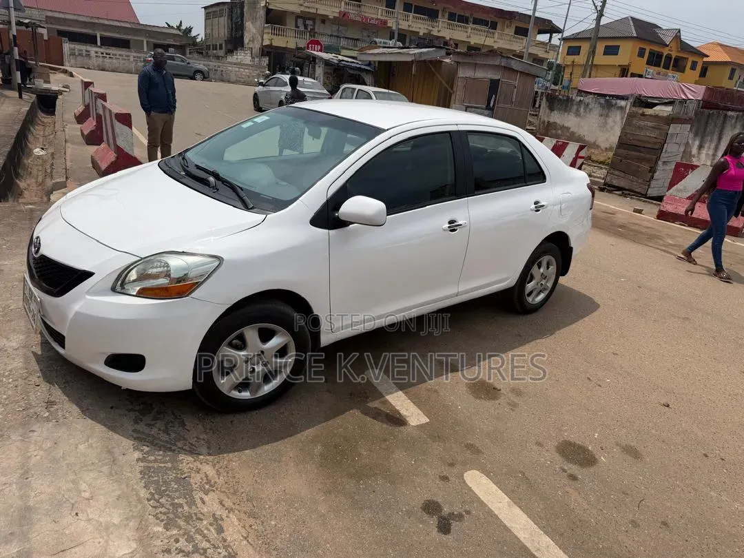 Toyota Yaris Base Sedan 4dr 2010 White